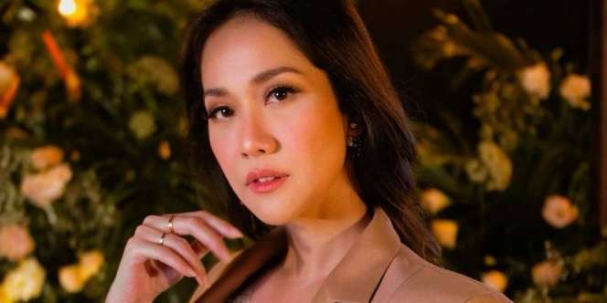 BCL Pakai Sepatu Bertabur Kristal, Aura Kemewahan Terpancar