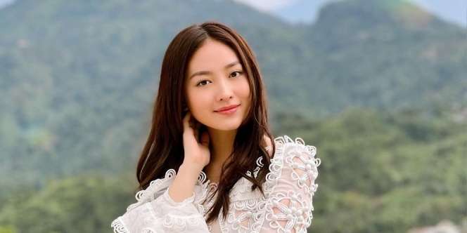 Dress Putih Anggun Natasha Wilona, Aksen Full Lace Membuatnya Cantik Banget