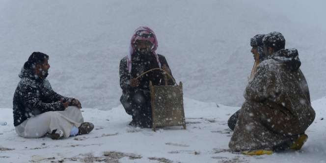 Cuaca Ektrem Landa Saudi Awal Tahun, Salju Turun di Tabuk