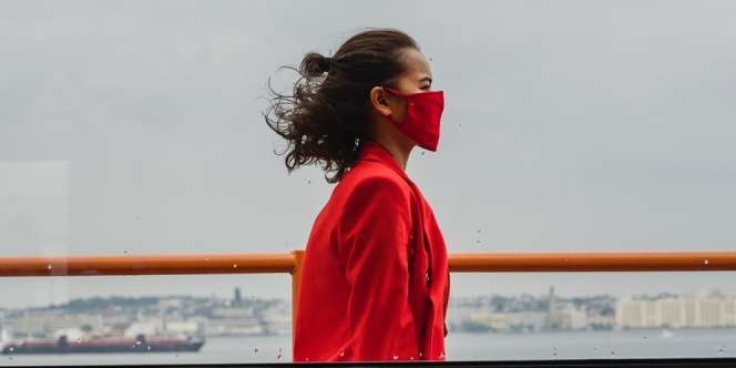 Wanita Terekam CCTV Lepas Busana di Toko Es Krim, yang Dilakukan Setelahnya Mengejutkan