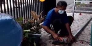 Tak Tega Lihat Anak Bongkar Pasang Dagangan, Aksi Bapak Ini Bikin Haru