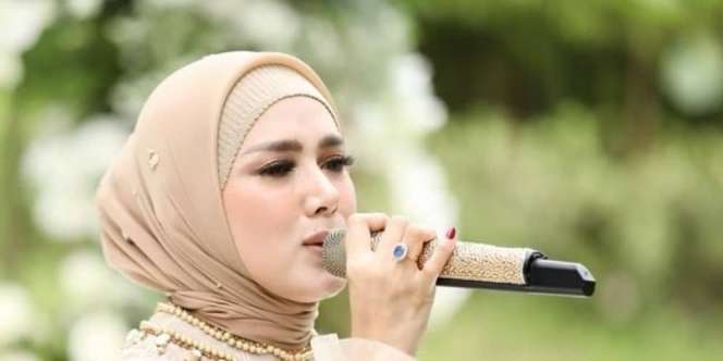 Mulan Jameela Minta Maaf Unggahan Foto Tahun Baru Terselip Gambar Cewek Tanpa Busana