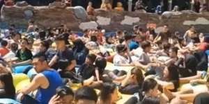 Nggak Ada Takut-takutnya Sama Corona, Pengunjung Tumpah Ruah di Kolam Renang