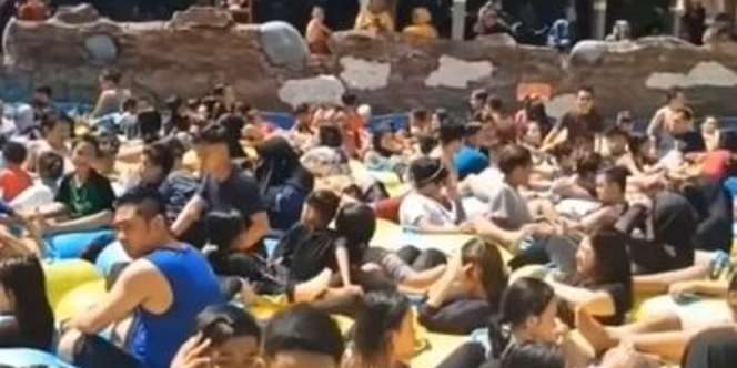 Nggak Ada Takut-takutnya Sama Corona, Pengunjung Tumpah Ruah di Kolam Renang