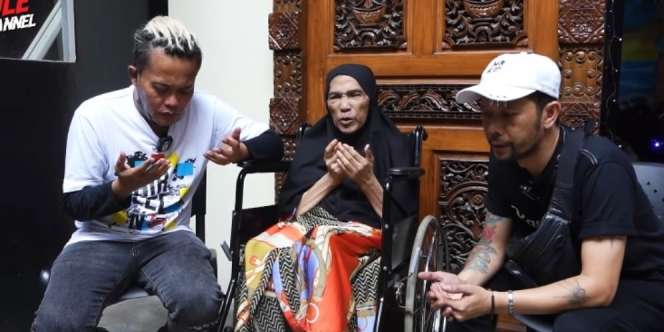 Potret Ketegaran Dorce Gamalama: Canda Tak Hilang Meski Kini Pakai Kursi Roda