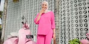 So Cute, OOTD Pink Nina Zatulini Matching dengan Vespa