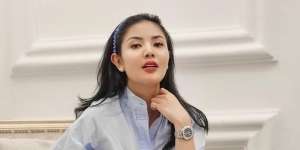 Busana Simple Nindy Ayunda Bareng Si Kecil, Total Outfitnya Rp1,5 Miliar