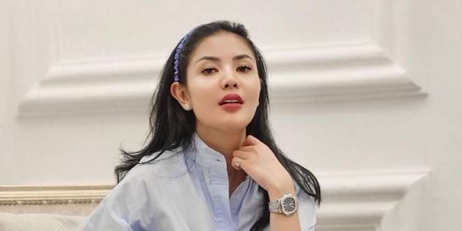 Busana Simple Nindy Ayunda Bareng Si Kecil, Total Outfitnya Rp1,5 Miliar