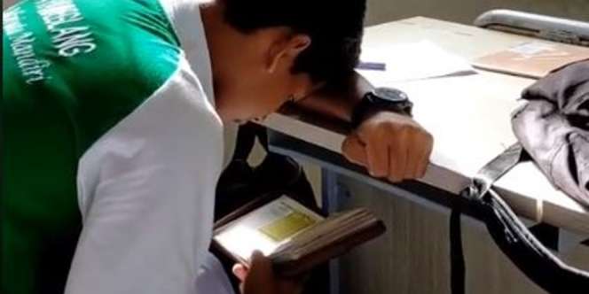Teladan Banget, Siswa Ini Tertunduk Baca Alquran di Saat Jam Kosong Sekolah