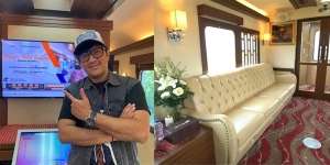 Bak Hotel Berjalan, 10 Potret Mewahnya Kereta yang Disewa Andre Taulany saat Liburan ke Jogja