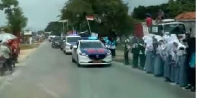 Rombongan Presiden Jokowi Langsung Berhenti Saat Ada Ambulans