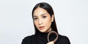 Nagita Slavina Pakai Baju Bercorak Kartu Pos, Netizen Hanya Mampu Bayangkan Spanduk