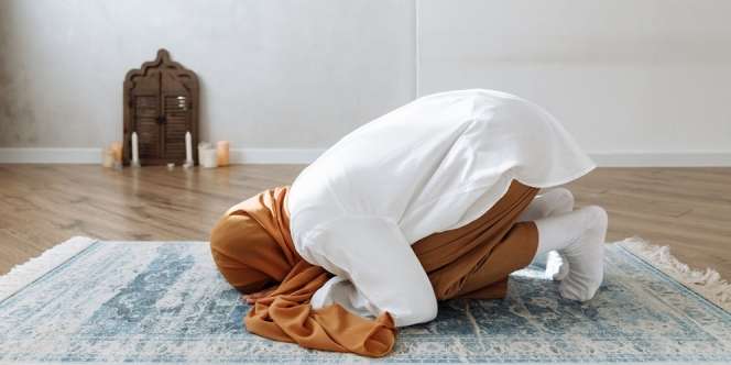 Tata Cara Sholat yang Benar bagi Wanita, Syarat, Rukun, Menutup Aurat dan Ketentuan Jadi Imam