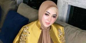 Terlihat Simpel, Kemeja 'Mustard' Syahrini Senilai Rp6 Juta