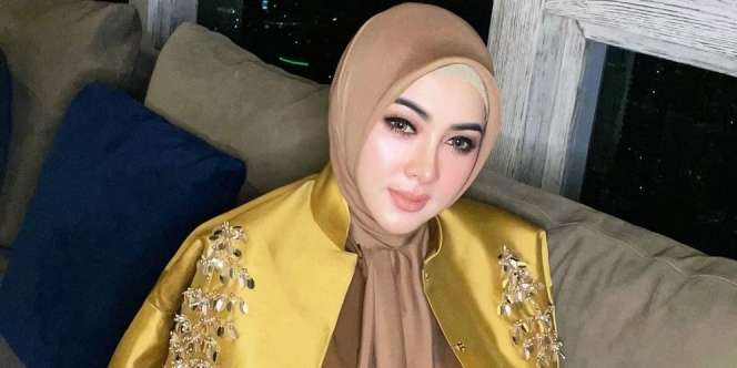 Terlihat Simpel, Kemeja 'Mustard' Syahrini Senilai Rp6 Juta