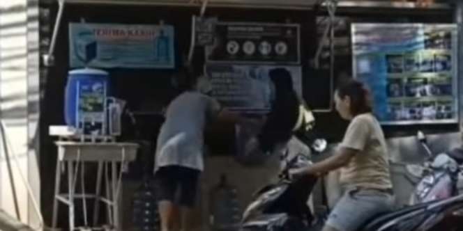 Viral Video Orang Kaya Berhati Mulia, Gratiskan Air Bersih untuk Warga yang Kurang Mampu