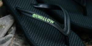 Terkuak Proses Pembuatan Sandal Jepit Legendaris Swallow