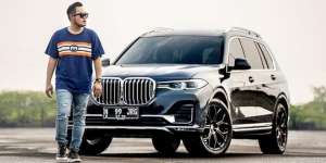 8 Potret Gilang 'Crazy Rich Malang' dengan Sederet Mobil Mewahnya