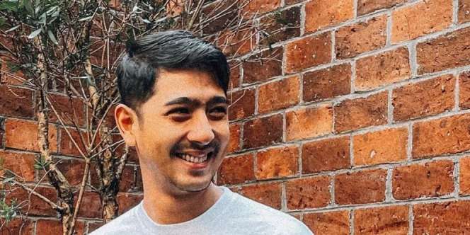 Pose Nyender, Tatapan Serius Arya Saloka Bikin Klepek-Klepek Kaum Hawa