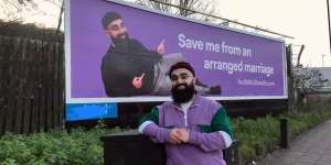 Menolak Dijodohkan dan Pilih Cari Calon Istri Lewat Billboard, Pria Ini Dilamar 2.000 Wanita