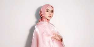 Potret Lesty Kejora Hadir Kondangan Usai Sebulan Melahirkan, Tampil Anggun dengan Dress Pink