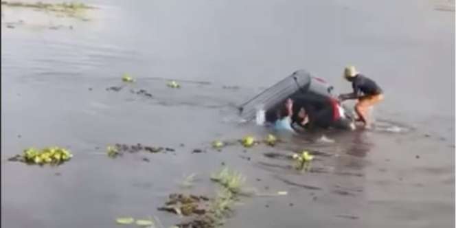 Mobil Avanza Tercebur dan Tenggelam di Rawa Sumsel, Tak Ada Korban Jiwa