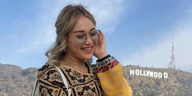 Ayu Ting Ting Pose ala Model di Depan Cermin, Penampakan Punggung Jadi Omongan