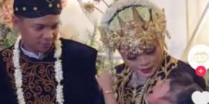 Pengantin Momong Ponakan saat Resepsi, Warganet Salfok: Mirip Lesti Kejora
