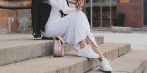 6 Style Kece Pakai Sneakers Putih