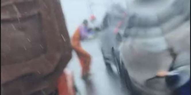 Sedih, Badut Sudah Joget dan Kehujanan Diabaikan Pengendara Mobil