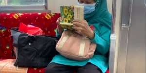 Haru, Ibu Ini Naik KRL Sambil Buka Album Foto Obati Rindu ke Anak