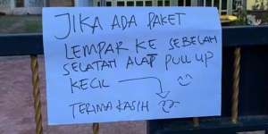 Viral 'Kurir Atlet', Lempar Paket Sampai Nyangkut di Atas Genteng