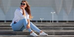 Tips Bersihkan Sneakers Putih Berdasarkan Jenis Bahan