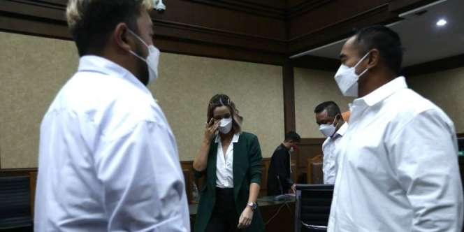 FOTO: Air Mata Nia Ramadhani Tumpah usai Divonis 1 Tahun Bui