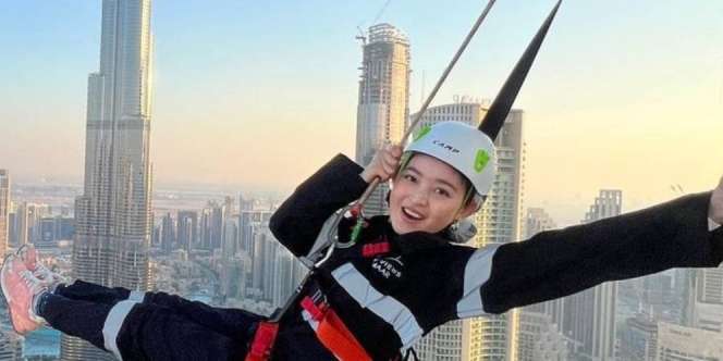 Gak Ada Takutnya! Aksi Natasha Wilona Gelantungan di Pencakar Langit Dubai