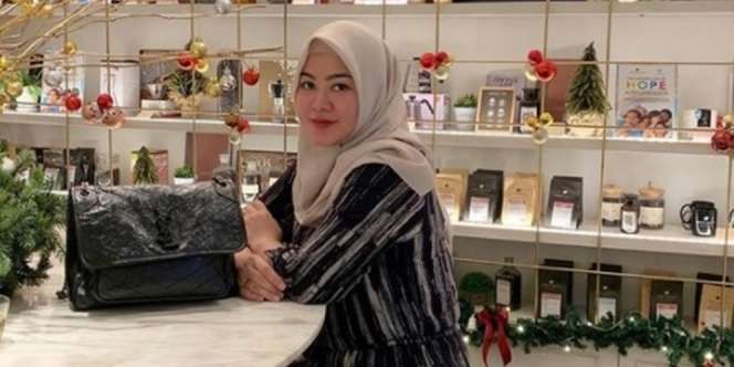 9 Potret Terbaru Sherrin Tharia Mantan Istri Zumi Zola yang Kini Kembali Berhijab