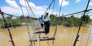 Miris, Pelajar Harus Lewati Jembatan Gantung Rusak Parah demi Sekolah