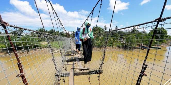 Miris, Pelajar Harus Lewati Jembatan Gantung Rusak Parah demi Sekolah