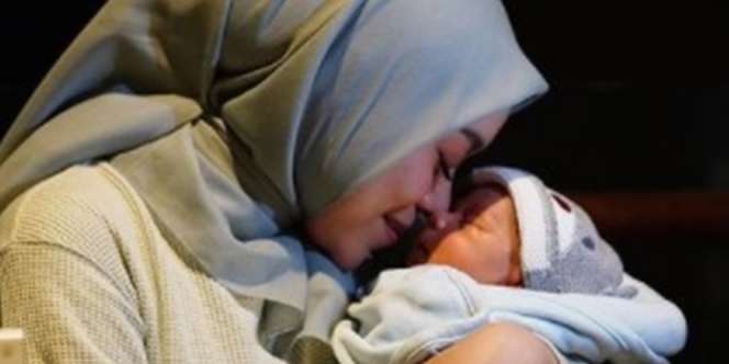 Sederet Outfit Baby Leslar, Harga Sweaternya Bikin Melongo!