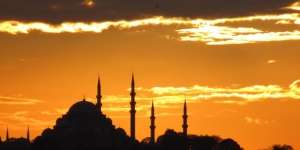 Tata Cara Sholat Maghrib, Dilengkapi Lafal Niat, Bacaan Doa dan Keutamaannya