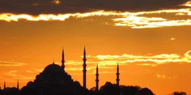 Tata Cara Sholat Maghrib, Dilengkapi Lafal Niat, Bacaan Doa dan Keutamaannya