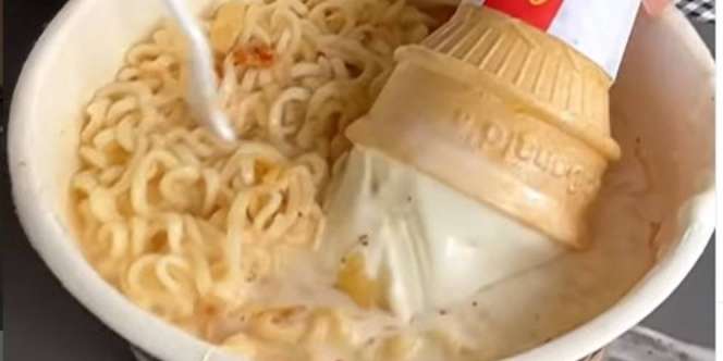 Heboh Makan Mi Rebus Instan Pakai Ice Cream Cone, Mau Coba?