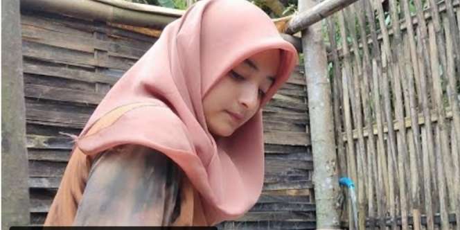 8 Potret Gadis Desa Keturunan Turki, Bisa Panjat Pohon Kelapa!