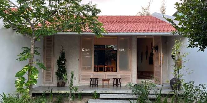 Tampak Luar Seperti Rumah Desa, Bagian Dalamnya ala Resort