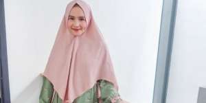 Outfit Hijab Nyaman ala Intan Nuraini Saat Traveling