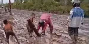 Keren, Bocah-bocah Ini Susun Papan di Jalan Rusak Demi Bantu Bu Guru Lewat