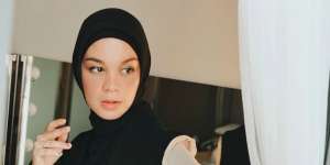 Outfit Colorful Tantri Namirah, Padukan Pink Oranye Hingga Abu-abu