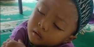 Salut, Bocah Ini Setor Hafalan Surat Pendek Sambil Terkantuk-kantuk