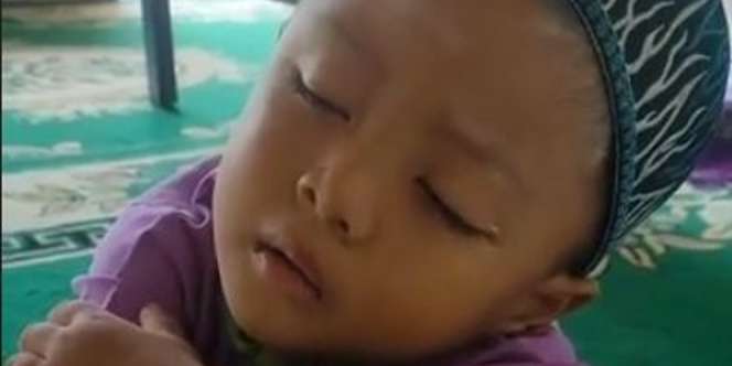Salut, Bocah Ini Setor Hafalan Surat Pendek Sambil Terkantuk-kantuk