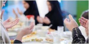 Bacaan Doa Mau Makan dan Waktu Makan yang Baik Sesuai Ajaran Rasulullah